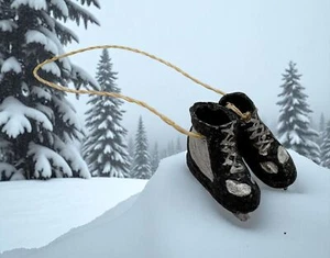 Schwarze Schlittschuhe Mini Christbaumschmuck Schlittschuhlaufen Nike Swoosh handbemalt - Bild 1 von 7