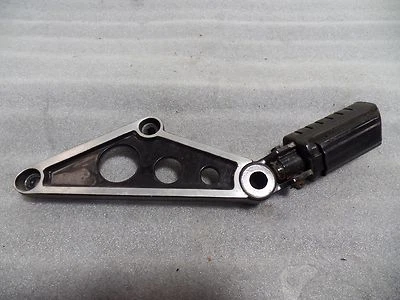 SOPORTE Y PASO ESTRIBA PASAJERO TRASERO IZQUIERDO HONDA CB 700 SC NIGHTHAWK 84-85  Foto 1 de 3