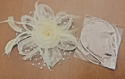 Sombrero Fascinador Beige con Diadema Perlas Malla Plumas Foto 1 de 2