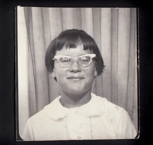 GLEEFUL GIGGLE CAT EYE GLASSES HIPSTER BOWL CUT GIRL ~ 1960s PHOTOBOOTH PHOTO - Picture 1 of 1