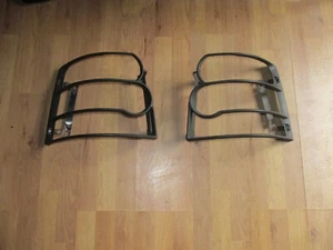 GENUINE LAMP PROTECTION RANGE ROVER SPORT 2005-2009 REAR LEFT RIGHT VUB503390 - Picture 1 of 13