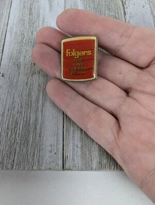 Spilla bavero Folgers luglio 1999 spedizione vincitore Coffee Union Made USA vintage - Foto 1 di 3