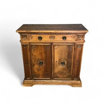 Gabinete italiano tallado del siglo XIX / Credenza Foto 1 de 4