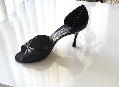 MANOLO BLAHNIK BLACK LEATHER TOE D’ORSAY CUT HEELS SIZE 39 HEELS 3.5” - Image 1 of 4