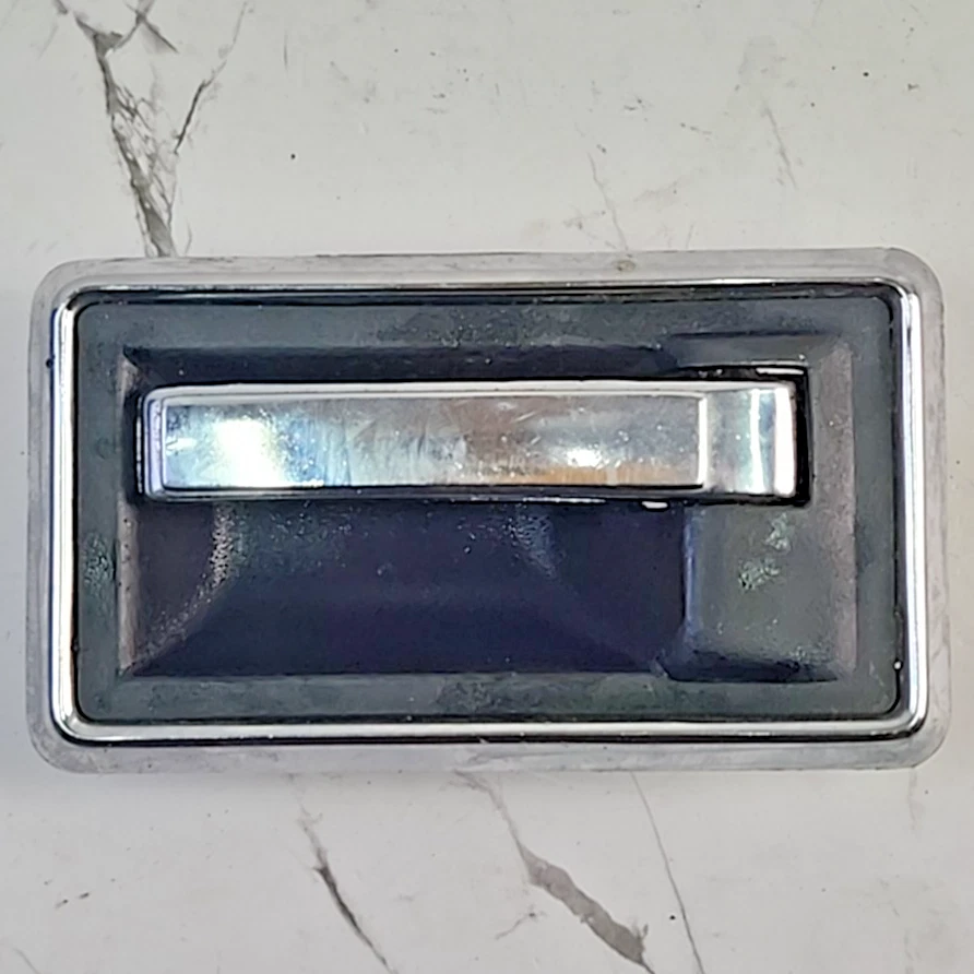 Maçaneta de porta GM 9722815 1970-73 Camaro Firebird Grand Prix LH interior acabamento preto - Imagem 1 de 4