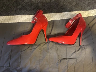 Tacones altos de charol rojo con correa para el tobillo talla 10 Foto 1 de 4
