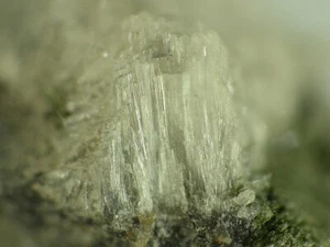 KOROBITSYNITE de Rusia * MINERAL DE SILICATO RARO * 1,6 cm - Imagen 1 de 4