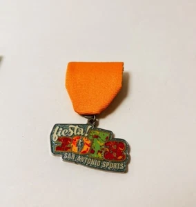 ⭐️Spilla Medaglia San Antonio Viva Fiesta 2018 Rara Centro Sportivo Calcio Basket - Foto 1 di 4
