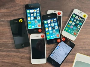 Apple iPhone 4 8GB/16GB/32GB Black/White UNLOCKED rare ios 4&ios 5 - Afbeelding 1 van 7