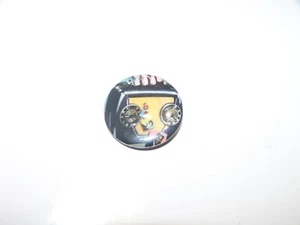 Radio de colección 1979 Jim Heimann botón pinback marca de arte TM por Easy Aces - Imagen 1 de 4