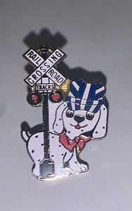 Vintage Mafco Eisenbahnübergang Signal Dalmatiner Hund emailliert Metall Anstecknadel 1,25" - Bild 1 von 3