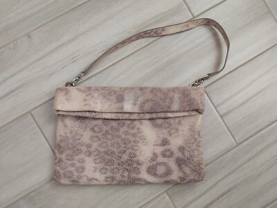 Bolso de hombro plegable Kate Landry de cuero topo con estampado animal.  Talla 10,5x12 Foto 1 de 4