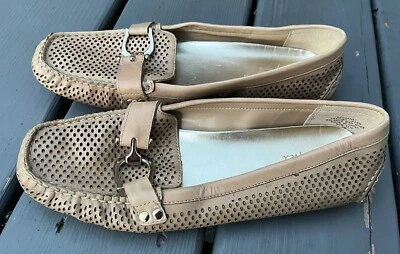 Zapatos AK Anne Klein de cuero con hebilla nude/plateada talla 8M Foto 1 de 4