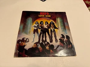 KISS Love Gun Vinyl LP 1977 Original Pressing NO GUN. - Picture 1 of 2