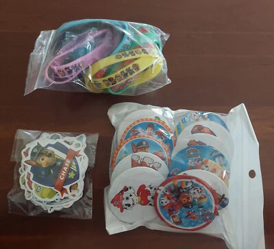 Paw Patrol Favores Cumpleaños 3 Packs-14 Pulseras, 14 Botones, 58 Pegatinas,4 Colores Foto 1 de 4