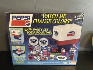 JUEGO DE FIESTA PEPSI COLA MAJIK VINTAGE NUEVO EN CAJA AÑOS 90 con FUENTE DE SODA Y EXTRAS - Imagen 1 de 6