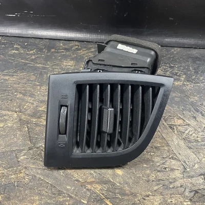 Левая вентиляционная решетка для приборной панели водителя Hyundai Genesis Coupe 2010-2016 годов выпуска от оригинального производителя 97480-2M000 - Изображение 1 из 4