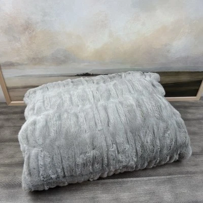 Manta acanalada de piel sintética Pottery Barn gris 60”x80” manchas suaves leer Foto 1 de 4