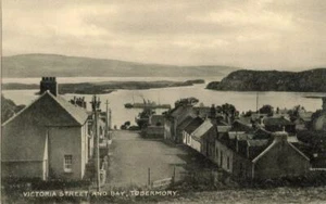 GEDRUCKTE POSTKARTE VICTORIA STREET, TOBERMORY, ISLE OF MULL, ARGYLLSHIRE, SCHOTTLAND - Bild 1 von 2