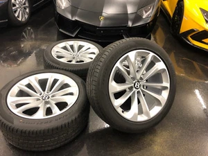 1 Satz neuwertige Bentley Bentayga 21 Zoll Felgen 285 45 21 Pirelli Sommerräder - Bild 1 von 12