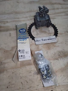 Allen Bradley 800MR-B6AK Small Round Pushbutton Unit =New Old Stock= - Picture 1 of 2
