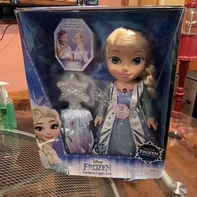 Boneca Disney Frozen Northern Lights Elsa 14 polegadas canta Let It Go diz 40 frases NOVA - Imagem 1 de 4