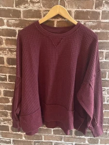NEU MIT ETIKETT AMERICAN EAGLE AE BIG HUG WAFFEL-SWEATSHIRT MIT RUNDHALSAUSSCHNITT WEINROT SMALL - Bild 1 von 6