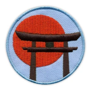 Parche/insignia bordada puerta torii japonesa al atardecer - Imagen 1 de 1