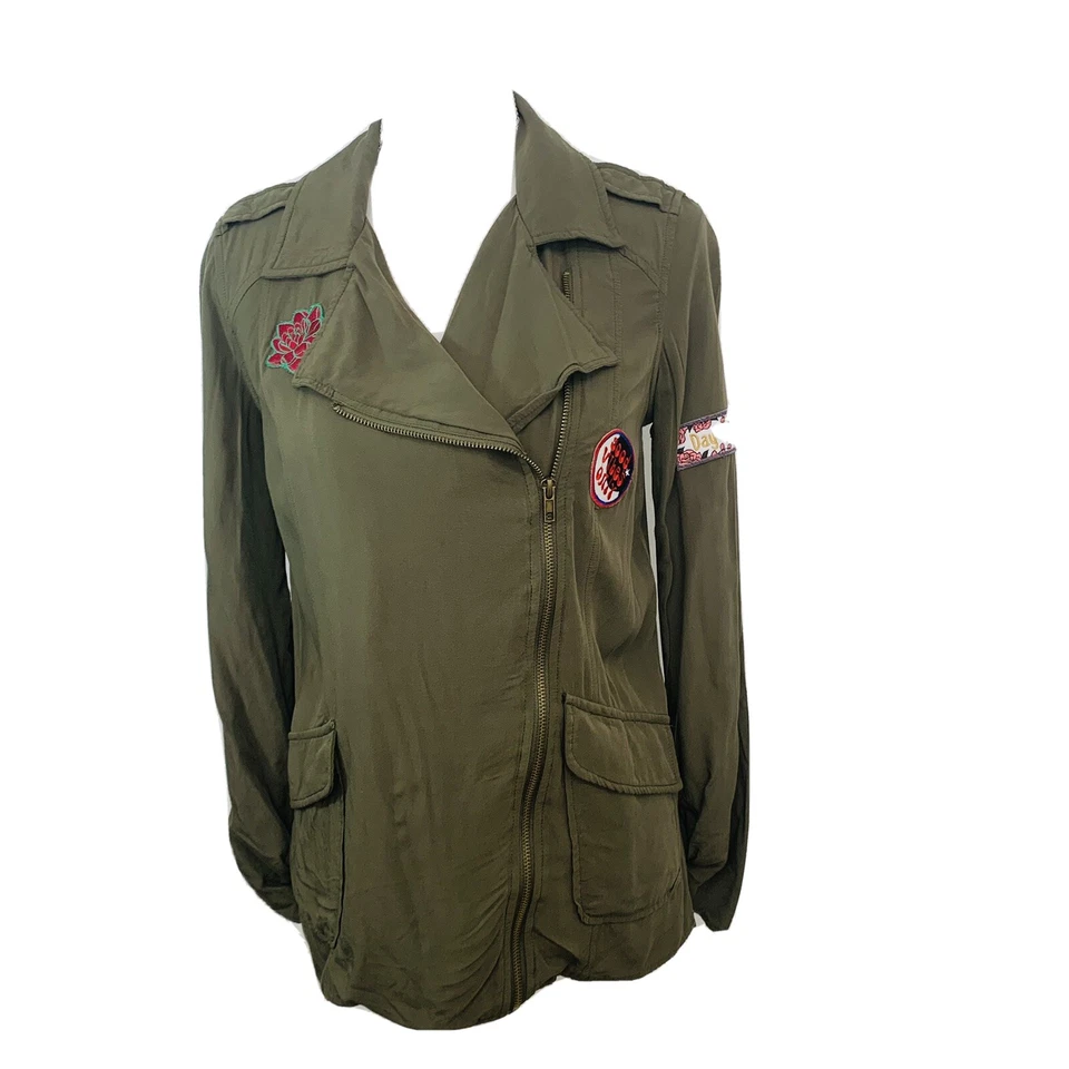 Женская военная куртка Xhilaration XS оливково-зеленая с вышивкой нашивки карманы на молнии - Изображение 1 из 4