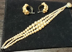 Vintage 1950's- 3 Strand-7" Faux Pearl Bracelet w/ matching clip on earringsI - Bild 1 von 2