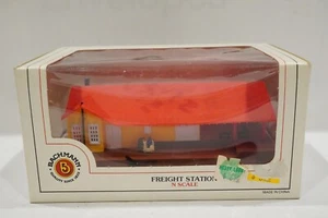 BACHMANN #45907 N Scale FREIGHT STATION NEW OPEN BOX  *WEATHER VANE BROKEN*   c2 - Picture 1 of 9