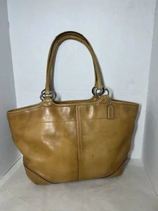 Bolso de hombro Coach de cuero marrón claro exclusivo - Imagen 1 de 12