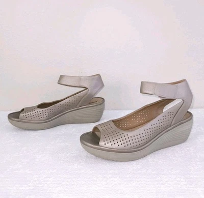 Sandalias de plataforma de cuña CLARKS Reedly Salene EE. UU. 12 M metálicas perforadas en peltre Foto 1 de 4