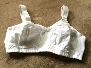Triumph 36D White Classic Doreen Soft Cup Bra Style 10004822 NWOT - Picture 1 of 6