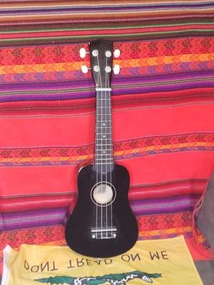 Ukelele soprano negro brillante con cabeza de diamante con bolsa - DU100 Foto 1 de 3