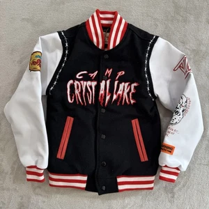 Neu mit Etikett Marke X Freitag der 13. Jason College-Jacke Camp Crystal Lake Wolle Jugend XS - Bild 1 von 7