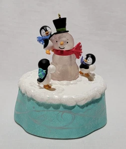 HALLMARK RICORDO ORNAMENTO 2021 GIOCOSI PINGUINI LUCE MAGICA SUONO E MOVIMENTO - Foto 1 di 9