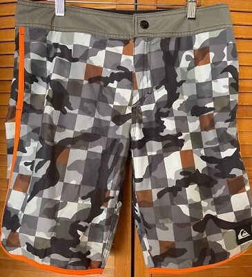 QUIKSILVER ANFIBIOS, SHORTS DE SURF SLIM BOARD 34" PARA HOMBRE, CAMUFLAJE, seminuevos Foto 1 de 4