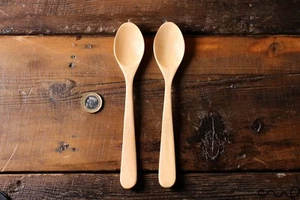 Juego de 2 cucharas de madera hechas a mano marrón claro regalo para comedor 18,5 cm - Imagen 1 de 6