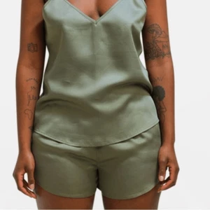 Neu mit Etikett Ettitude Miss Green Satin Lounge Damen-Pyjama-Shorts Bambus – Größe L/12 - Bild 1 von 8