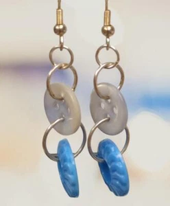 Handgefertigte Knopf Ohrringe - grau und blau vergoldet Edelstahl - Bild 1 von 1