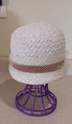 Sombrero cloche blanco vintage Delma Exclusive Creations con alfiler Foto 1 de 4