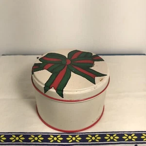 Potpourri Press Piccolo Rotondo Fiocco Natale Scena Latta 27 Sottobicchieri Riutilizzabili - Foto 1 di 5