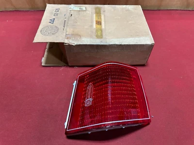 NOS 1976 CADILLAC SEVILLE LUZ TRASERA LENTE GM 5967368 RH 76 Foto 1 de 4