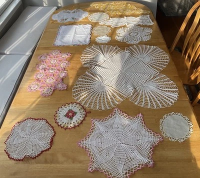 Lote misto de 14 tamanhos, cores e design mistos de crochê manual Doily VTG Lg & Sm *E* - Imagem 1 de 4