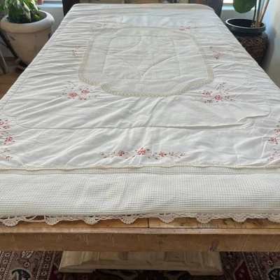 Edredón Vintage Keeco Twin 67 x 80" Blanco Floral Bordado Texturizado Crochet Foto 1 de 4