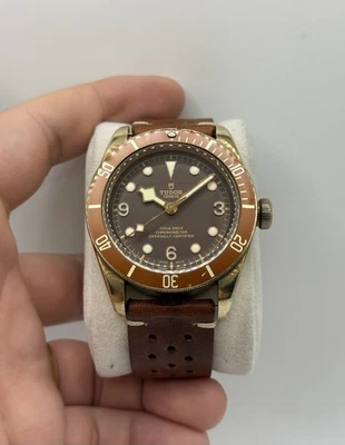Reloj para hombre Tudor Black Bay bronce esfera marrón 43 mm movimiento automático 79250BM Foto 1 de 4