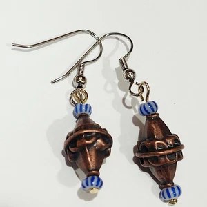 Orecchini fatti a mano in rame e perline a righe blu - Foto 1 di 3