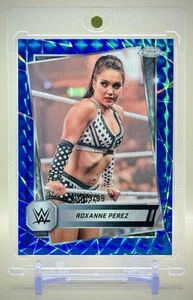 ROXANNE PEREZ 2025 Topps Chrome WWE #44 rifrattore geometrico blu #/99 SP - Foto 1 di 3