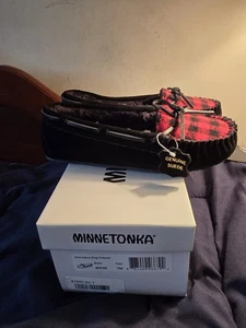 NEU IM KARTON MINNETONKA SCHWARZ VELOURSLEDER ROT KARIERT DRINNEN OUTDOOR MOKASSIN KUNSTFELL GEFÜTTERT GRÖSSE 7 - Bild 1 von 8